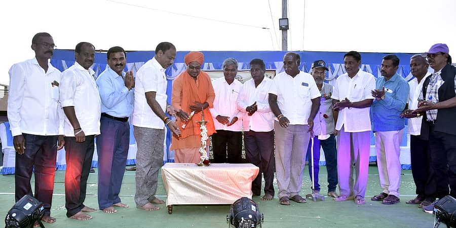 ಲಕ್ಕುಂಡಿಯ ಸ್ವಾಮಿ ವಿವೇಕಾನಂದ ಪ್ರಾಥಮಿಕ ಶಾಲೆಯ ವಾರ್ಷಿಕ ಸ್ನೇಹ ಸಮ್ಮೇಳನವನ್ನು ಸಿದ್ಧಲಿಂಗೇಶ್ವರ ಶ್ರೀಗಳು ಉದ್ಘಾಟಿಸಿದರು.
