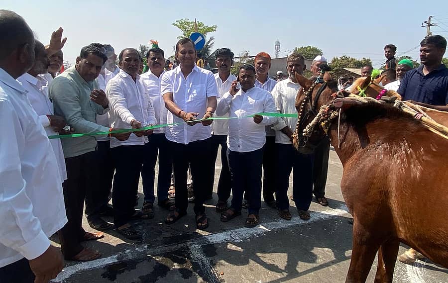 ಹುಕ್ಕೇರಿ ತಾಲ್ಲೂಕಿನ ಘೋಡಗೇರಿ ಗ್ರಾಮದಲ್ಲಿ ಜರುಗಿದ ಪೀರಾನೆಪೀರ್ ಮೆಹಬೂಬ್ ಸು ಬಹಾನಿ ರಹ್ಮತುಲ್ಲಾ ಅಲ್ಯೆಯವರ ಸಂದಲ್ ಹಾಗೂ ಉರುಸ ಕಾರ್ಯಕ್ರಮ ನಿಮಿತ್ಯ ಹಮ್ಮಿಕೊಂಡ ಜೋಡು ಕುದುರೆ ಸ್ಪರ್ಧೆಗೆ ಹು.ಗ್ರಾ.ವಿ.ಸ.ಸಂಘದ ನಿರ್ದೇಶಕ ಪೃಥ್ವಿ ಕತ್ತಿ ಹಸಿರು ರಿಬ್ಬನ್ ಕತ್ತರಿಸಿ ಚಾಲನೆ ನೀಡಿದರು.