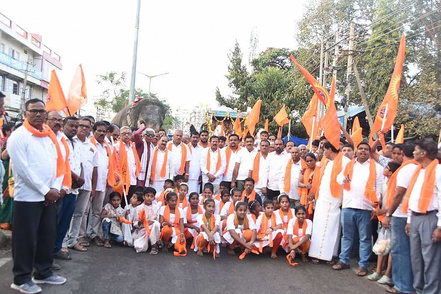 ತುಮಕೂರಿನ ಜಯನಗರದಲ್ಲಿ ಹಿಂದೂ ಸಮಾಜೋತ್ಸವದ ಅಂಗವಾಗಿ ಶೋಭಾಯಾತ್ರೆ ನಡೆಯಿತು