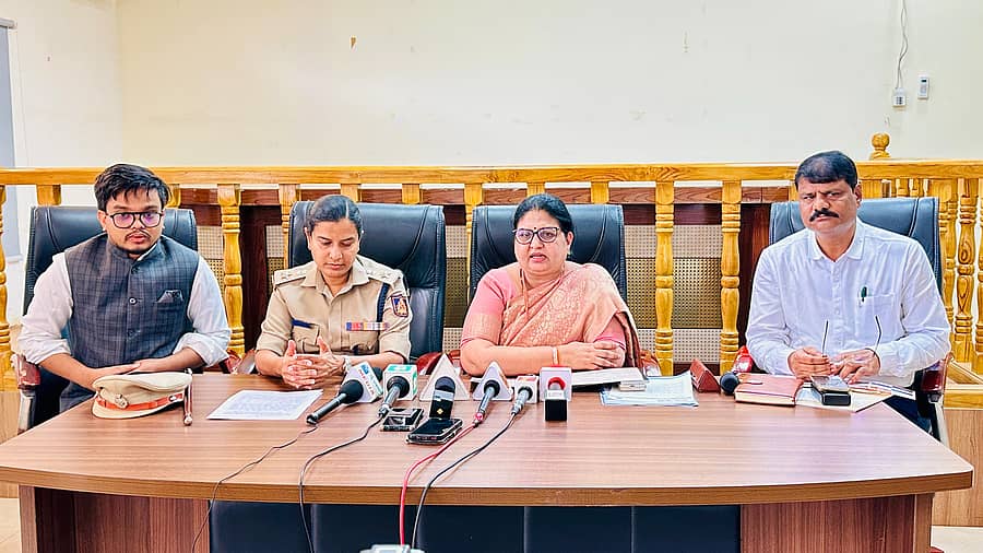 ಹಂಪಿ ಉತ್ಸವದ ಕುರಿತಂತೆ ಜಿಲ್ಲಾಧಿಕಾರಿ ಕವಿತಾ ಎಸ್. ಮನ್ನಿಕೇರಿ ಅವರು ಸೋಮವಾರ ಹೊಸಪೇಟೆಯ ತಮ್ಮ ಕಚೇರಿಯಲ್ಲಿ ಸುದ್ದಿಗೋಷ್ಠಿ ನಡೆಸಿದರು