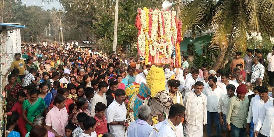 ಹಲಗೂರು ಸಮೀಪದ ಹುಲ್ಲಾಗಾಲ ಗ್ರಾಮದ ಬಸವೇಶ್ವರ ವಿಮಾನ ಗೋಪುರ ಮತ್ತು ಕಳಸ ಪ್ರತಿಷ್ಠಾಪನೆ ಕಾರ್ಯಕ್ರಮದಲ್ಲಿ ಪೂರ್ಣಕುಂಭದೊಂದಿಗೆ ಕಳಸ ತರಲಾಯಿತು 