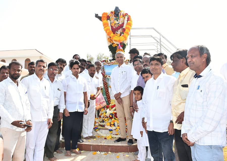 ಗದಗ ನಗರದ ಕೆ.ಎಚ್‌.ಪಾಟೀಲ ವೃತ್ತದಲ್ಲಿರುವ ಅವರ ಪ್ರತಿಮೆಗೆ ಮಾಲಾರ್ಪಣೆ ಮಾಡಲಾಯಿತು