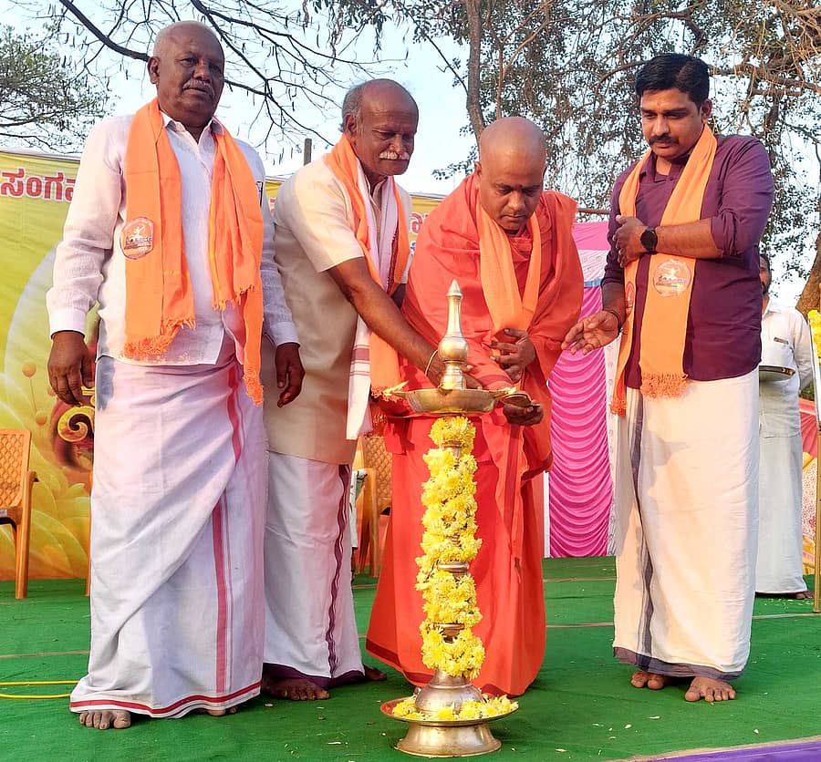 ಬಸವಾಪಟ್ಟಣದಲ್ಲಿ ಸೋಮವಾರ ಏರ್ಪಡಿಸಿದ್ದ ಹಿಂದೂ ಸಂಗಮ ಕಾರ್ಯಕ್ರಮವನ್ನು ರಾಣೇಬೆನ್ನೂರು ರಾಮಕೃಷ್ಣ ವಿವೇಕಾನಂದಾಶ್ರಮದ ಅಧ್ಯಕ್ಷ ಸ್ವಾಮಿ ಪ್ರಕಾಶಾನಂದ ಮಹಾರಾಜ್ ಉದ್ಘಾಟಿಸಿದರು