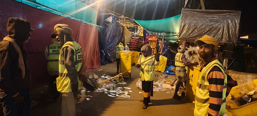 ಸಾಗರದ ಮಾರಿಕಾಂಬಾ ಜಾತ್ರೆಯಲ್ಲಿ ಕಾರ್ಯ ನಿರತವಾಗಿರುವ ಸ್ವಚ್ಛತಾ ಸಿಬ್ಬಂದಿ