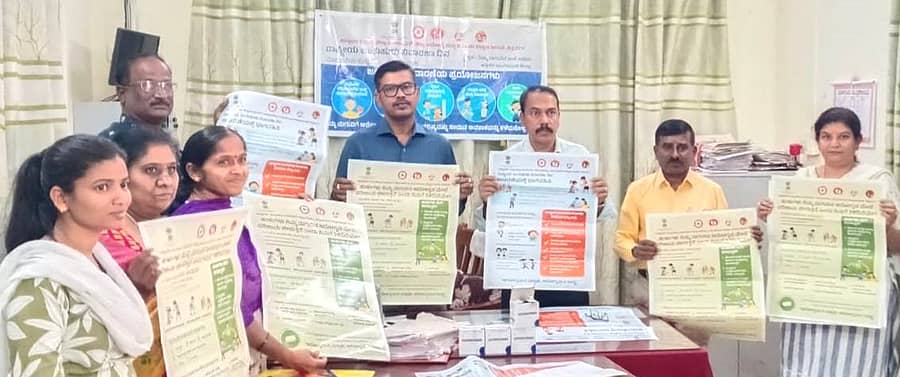 ಚಿತ್ರದುರ್ಗದ ತಾಲ್ಲೂಕು ಕಚೇರಿಯಲ್ಲಿ ತಹಶೀಲ್ದಾರ್‌ ಬಿ.ಎಂ. ಗೋವಿಂದರಾಜು ರಾಷ್ಟ್ರೀಯ ಜಂತುಹುಳು ನಿವಾರಣಾ ದಿನದ ಬಿತ್ತಿಪತ್ರ ಬಿಡುಗಡೆಗೊಳಿಸಿದರು