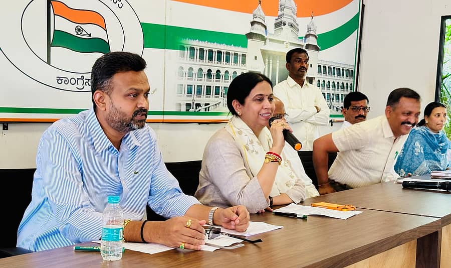 ಬೆಳಗಾವಿಯಲ್ಲಿ ಸೋಮವಾರ ಸಚಿವೆ ಲಕ್ಷ್ಮೀ ಹೆಬ್ಬಾಳಕರ ಪುಸ್ತಕ ಬರಹಗಾರರು, ಎಂಬಿಕೆ ಮತ್ತು ಎಲ್‌ಸಿಆರ್‌ಪಿ, ಕೃಷಿ ಸಖಿ ಮತ್ತು ಪಶು ಸಖಿಯರ ಜತೆಗೆ ಸಮಾಲೋಚನೆ ನಡೆಸಿದರು. ಚನ್ನರಾಜ ಹಟ್ಟಿಹೊಳಿ, ಇಒ ಯಶವಂತಕುಮಾರ್ ಪಾಲ್ಗೊಂಡರು