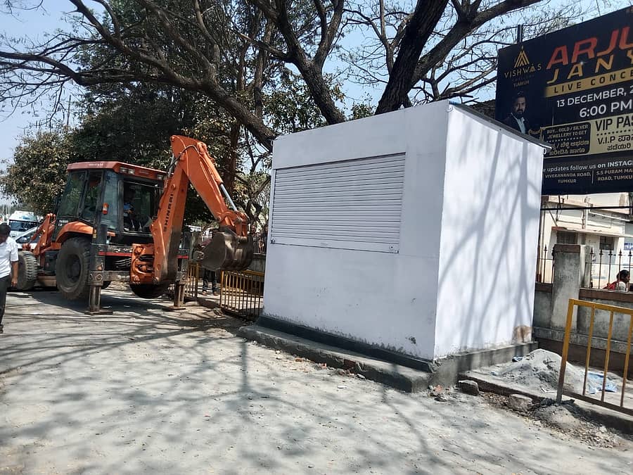 ಚಿಕ್ಕನಾಯಕನಹಳ್ಳಿ ಪಟ್ಟಣದಲ್ಲಿ ಪಾದಚಾರಿ ಮಾರ್ಗದಲ್ಲಿ ನಿರ್ಮಿಸಿದ್ದ ಶೆಡ್ ತೆರವು ಮಾಡಲಾಯಿತು