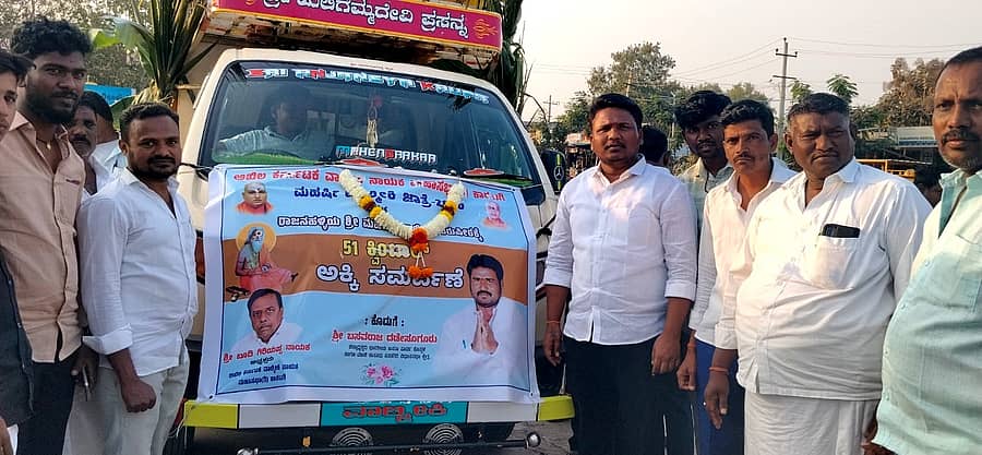 ಕಾರಟಗಿಯಿಂದ ವಾಲ್ಮೀಕಿ ಜಾತ್ರೆಯ ದಾಸೋಹಕ್ಕೆ ಮಾಜಿ ಶಾಸಕ ಬಸವರಾಜ ಧಡೇಸೂಗೂರು 51 ಕ್ವಿಂಟಲ್ ಅಕ್ಕಿಯನ್ನು ಸೋಮವಾರ ರವಾನಿಸಿದರು