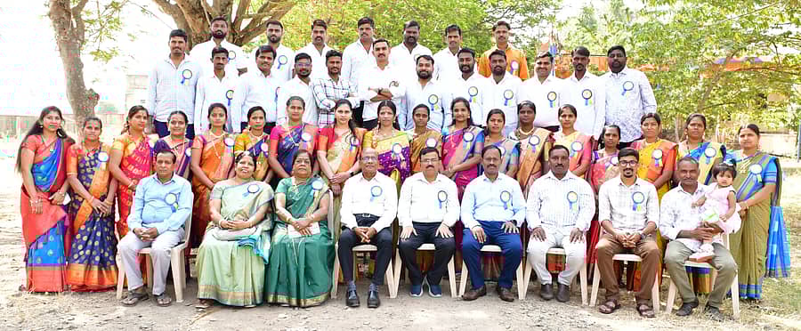 ಹಿರೆಬಾಗೇವಾಡಿಯ ಸರ್ಕಾರಿ ಪದವಿಪೂರ್ವ ಮಹಾವಿದ್ಯಾಲಯದ 2011–12ನೇ ಬ್ಯಾಚ್‌ನ ವಿದ್ಯಾರ್ಥಿಗಳ ಸ್ನೇಹ ಸಮ್ಮಿಲನ ಹಾಗೂ ಗುರುವಂದನಾ ಕಾರ್ಯಕ್ರಮದಲ್ಲಿ ಹಳೆಯ ವಿದ್ಯಾರ್ಥಿಗಳು ಶಿಕ್ಷಕರೊಂದಿಗೆ ಫೋಟೊ ತೆಗೆಸಿಕೊಂಡರು