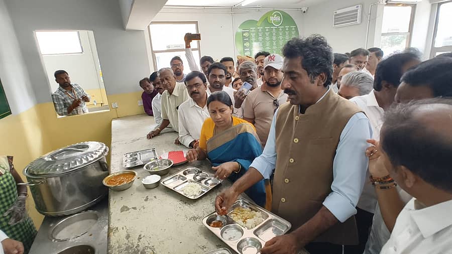 ಕೆಜಿಎಫ್‌ ರಾಬರ್ಟ್‌ಸನ್‌ಪೇಟೆಯಲ್ಲಿರುವ ಇಂದಿರಾ ಕ್ಯಾಂಟಿನ್‌ನಲ್ಲಿ ಸಚಿವ ರಹೀಂಖಾನ್‌ ಸೋಮವಾರ ತಿಂಡಿ ಸವಿದರು. ಶಾಸಕಿ ಎಂ.ರೂಪಕಲಾ ಇದ್ದರು