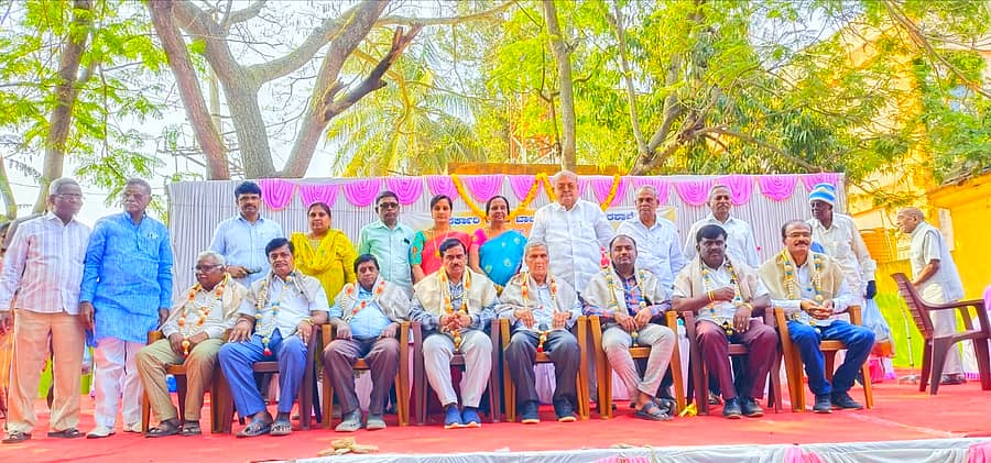 ಮಾಗಡಿ ಜಿಕೆಬಿಎಂಎಸ್ ಸರ್ಕಾರಿ ಶಾಲೆಯಲ್ಲಿ ಹಳೆಯ ವಿದ್ಯಾರ್ಥಿಗಳ ಸಂಘದ ವತಿಯಿಂದ ಶಾಲಾ ವಾರ್ಷಿಕೋತ್ಸವ ಕಾರ್ಯಕ್ರಮದಲ್ಲಿ ಹಳೆಯ ವಿದ್ಯಾರ್ಥಿಗಳನ್ನು ರಾಜ್ಯ ಗ್ಯಾರಂಟಿ ಸಮಿತಿ ಅಧ್ಯಕ್ಷ ಎಚ್.ಎಂ.ರೇವಣ್ಣ ಸನ್ಮಾನಿಸಿದರು 