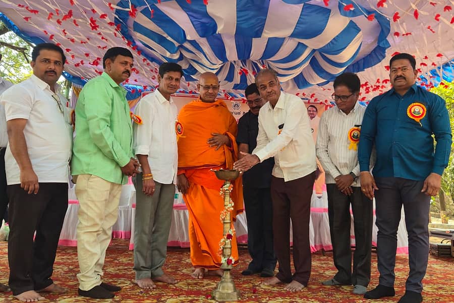 ಸುರಪುರದ ಪ್ರಭು ಕಾಲೇಜಿನಲ್ಲಿ ಪಿಯು ವಿದ್ಯಾರ್ಥಿಗಳ ಬೀಳ್ಕೊಡುಗೆ ಸಮಾರಂಭವನ್ನು ಸ್ವಾಮಿ ಮಹೇಶ್ವರಾನಂದ ಉದ್ಘಾಟಿಸಿದರು