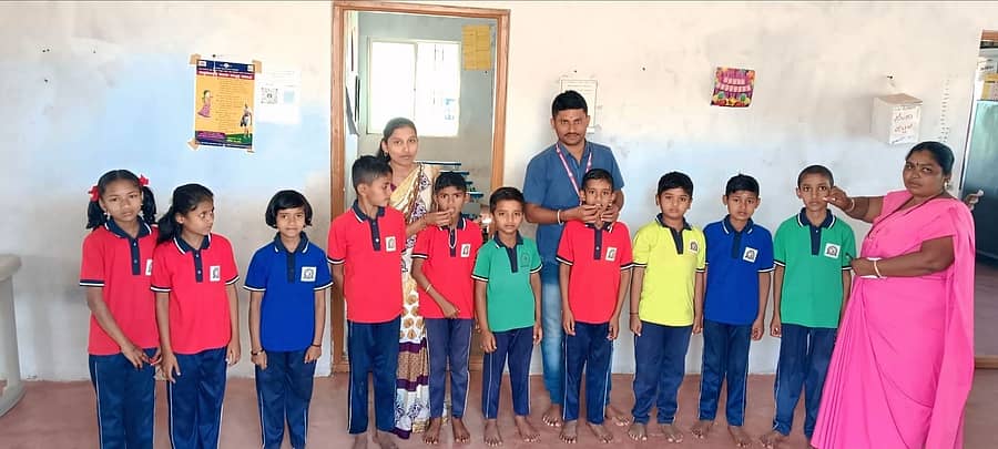 ಮಹಾಲಿಂಗಪುರ ಸಮೀಪದ ಕೆಸರಗೊಪ್ಪದ ಮಾಯವ್ವ ವಿಠ್ಠಲ ಕಪರಟ್ಟಿ ಇಂಗ್ಲೀಷ್ ಮಾಧ್ಯಮ ಶಾಲೆಯಲ್ಲಿ ಪ್ರಾಥಮಿಕ ಆರೋಗ್ಯ ಕೇಂದ್ರದಿಂದ ಜಂತು ಹುಳು ನಿವಾರಣಾ ಕಾರ್ಯಕ್ರಮದಡಿ ಮಕ್ಕಳಿಗೆ ಮಾತ್ರೆ ವಿತರಿಸಲಾಯಿತು