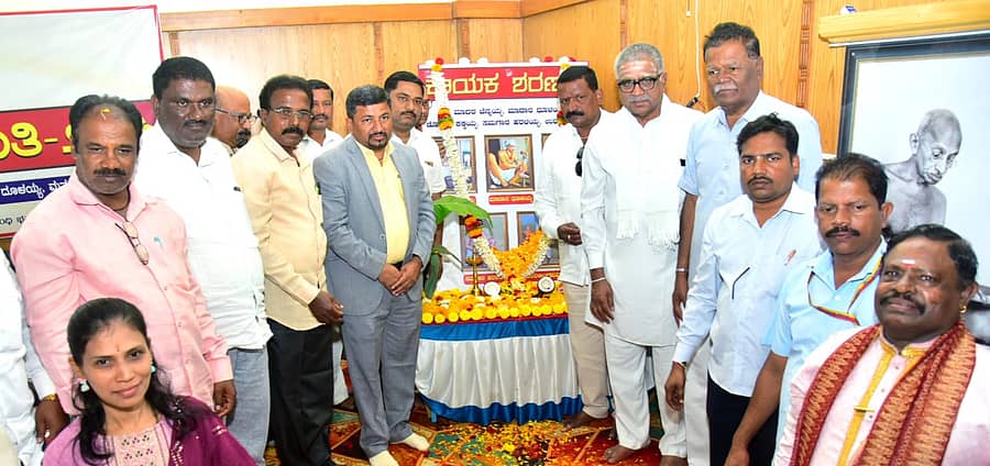 ಹಾವೇರಿ ನಗರದ ಗಾಂಧಿ ಭವನದಲ್ಲಿ ಮಂಗಳವಾರ ನಡೆದ ಕಾಯಕ ಶರಣರ ಜಯಂತಿ ಕಾರ್ಯಕ್ರಮವನ್ನು  ಹೆಚ್ಚುವರಿ ಜಿಲ್ಲಾಧಿಕಾರಿ ನಾಗರಾಜ ಎಲ್. ಉದ್ಘಾಟಿಸಿದರು 