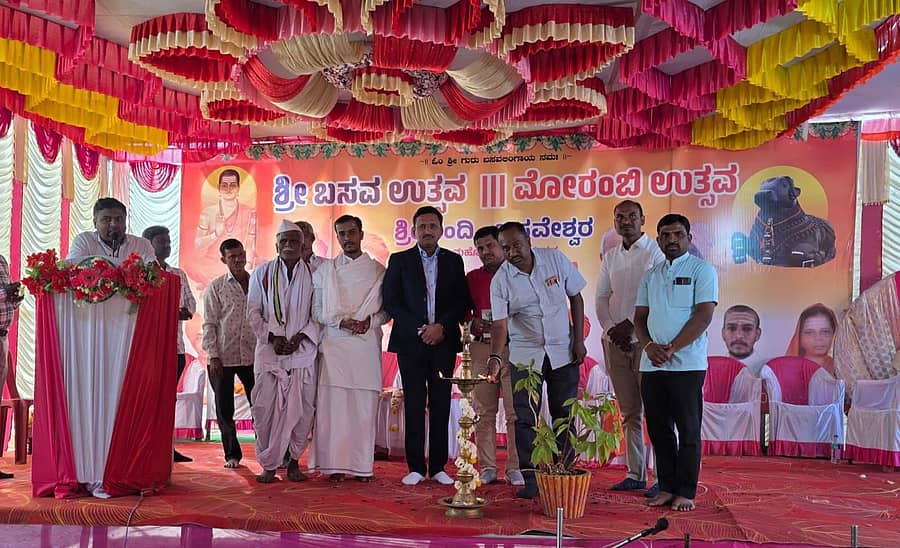 ಭಾಲ್ಕಿ ತಾಲ್ಲೂಕಿನ ಮೊರಂಬಿ ಗ್ರಾಮದಲ್ಲಿ ಶ್ರೀ ನಂದಿ ಬಸವೇಶ್ವರ ಜಾತ್ರಾ ಮಹೋತ್ಸವದ ಅಂಗವಾಗಿ ಆಯೋಜಿಸಿದ್ದ ಯುವ ಸಮಾವೇಶ ಮತ್ತು ರೈತ ಗೋಷ್ಠಿ ಕಾರ್ಯಕ್ರಮವನ್ನು ತಹಶೀಲ್ದಾರ್ ಶಿವಾನಂದ ಮೇತ್ರೆ ಉದ್ಘಾಟಿಸಿದರು