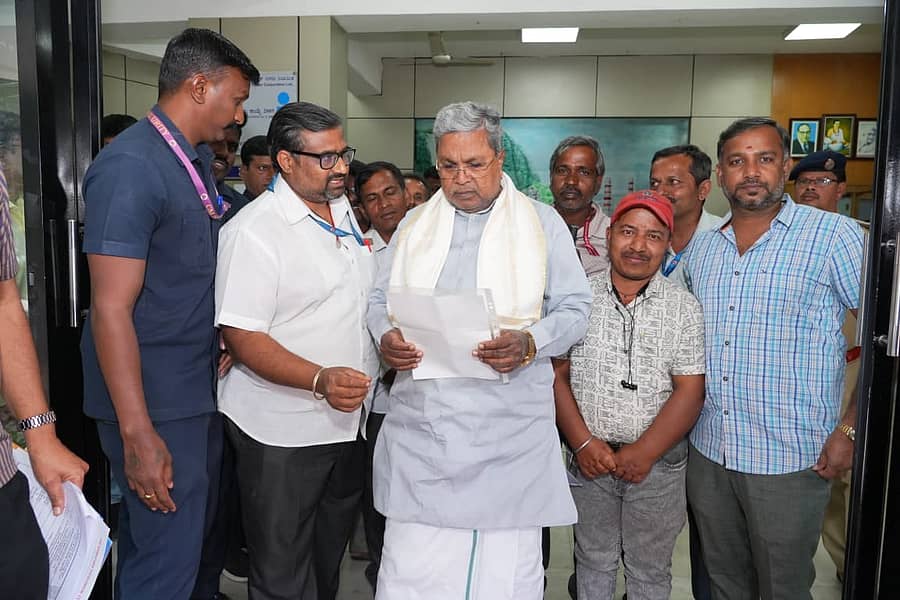 ಪತ್ರಿಕಾ ವಿತರಕರಿಗೆ ಕ್ಷೇಮಾಭಿವೃದ್ಧಿ ನಿಧಿ ಸ್ಥಾಪಿಸುವಂತೆ ರಾಜ್ಯ ಪತ್ರಿಕಾ ವಿತರಕರ ಒಕ್ಕೂಟದ ಸದಸ್ಯರು, ಸಿದ್ದರಾಮಯ್ಯ ಅವರಿಗೆ ಮನವಿ ಸಲ್ಲಿಸಿದರು