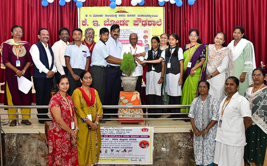 ಧಾರವಾಡದ ಕೆ.ಇ.ಬೋರ್ಡ್ ಪ್ರೌಢಶಾಲೆಯಲ್ಲಿ ನಡೆದ ರಾಷ್ಟ್ರೀಯ ಜಂತುಹುಳು ನಿವಾರಣಾ ಕಾರ್ಯಕ್ರಮವನ್ನು ಗಣ್ಯರು ಉದ್ಘಾಟಿಸಿದರು 
