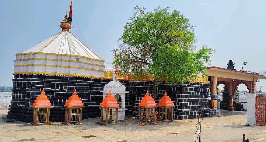 ಚಡಚಣ ತಾಲ್ಲೂಕಿನ ಭೀಮಾ ನದಿ ಅಂಚಿನಲ್ಲಿರುವ ದೂಳಖೇಡ ಗ್ರಾಮದ ಶಂಕರಲಿಂಗ ದೇವಾಲಯ