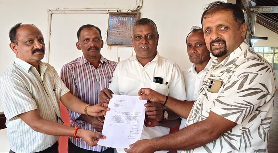 ಅರಣ್ಯದೊಳಗೆ ಗಿಡ ನೆಡುವ ಯೋಜನೆ ಕೈಬಿಡುವಂತೆ ಅರಣ್ಯ ಸಂರಕ್ಷಣಾಧಿಕಾರಿ ಕಚೇರಿಗೆ ರೈತ ಸಂಘದಿಂದ ಮನವಿ ಸಲ್ಲಿಸಲಾಯಿತು