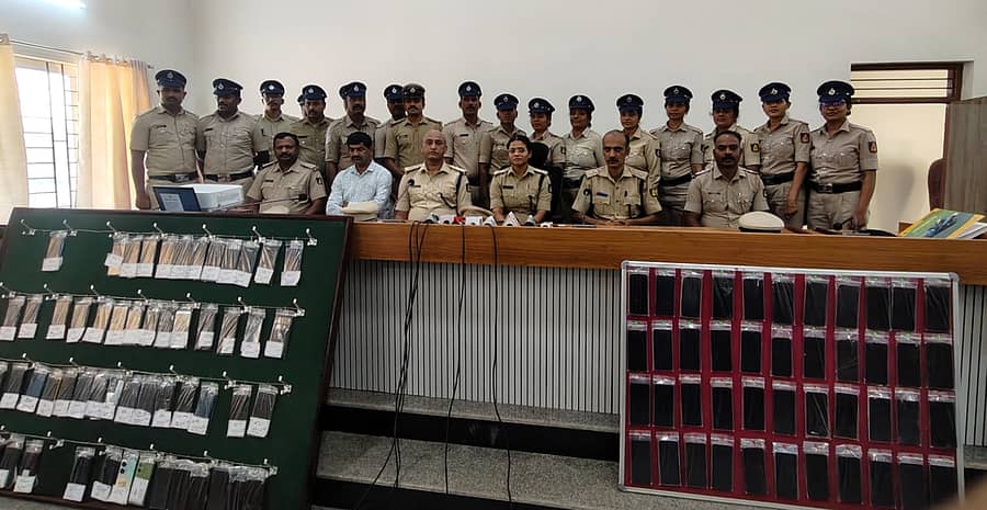 ಪತ್ತೆಯಾದ ಮೊಬೈಲ್‌ಗಳೊಂದಿಗೆ ಕಾರ್ಯಾಚರಣೆ ನಡೆಸಿದ ಪೊಲೀಸ್ ತಂಡ