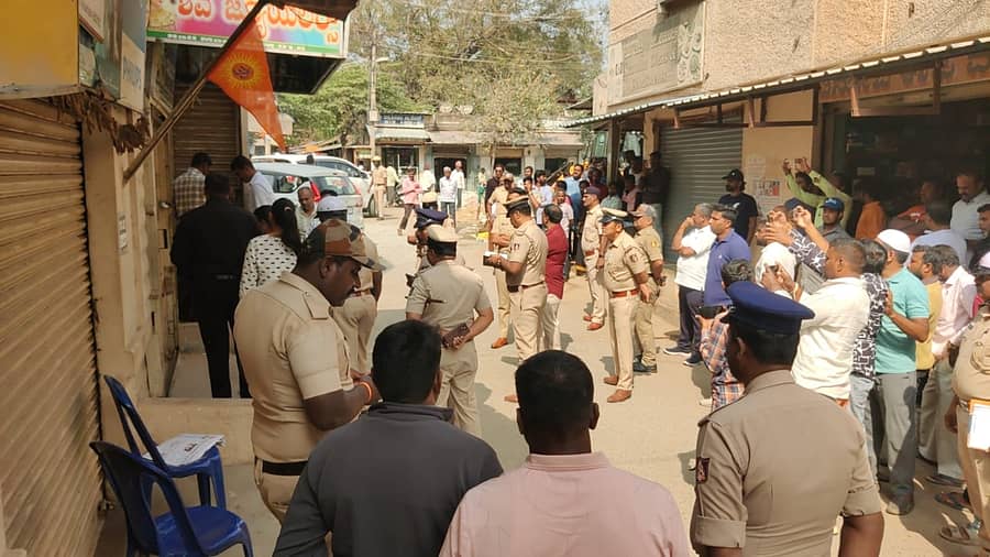 ಸೋಮವಾರ ರಾತ್ರಿ ಕಳ್ಳತನವಾದ ಚಿಂತಾಮಣಿ ಆಜಾದ್‌ ಚೌಕದ ಶಿವಾ ಜ್ಯೂವಲರ್ಸ್‌ ಅಂಗಡಿಗೆ ಮಂಗಳವಾರ ಭೇಟಿ ನೀಡಿದ ಪೊಲೀಸರು ಪರಿಶೀಲನೆ ನಡೆಸಿದರು