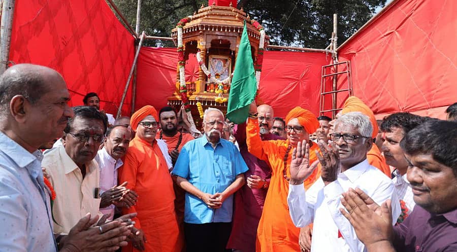 ಚಿಕ್ಕೋಡಿ ಪಟ್ಟಣದಲ್ಲಿ ನೂತನ ತೇರನ್ನು ಹಸಿರು ನಿಶಾನೆ ತೋರಿಸುವ ಮೂಲಕ ಹುಕ್ಕೇರಿ ಹಿರೇಮಠದ ಚಂದ್ರಶೇಖರ ಸ್ವಾಮೀಜಿ ನೂತನ ರಥೋತ್ಸವಕ್ಕೆ ಚಾಲನೆ ನೀಡಿದರು. ಕರ್ನಾಟಕ ಸರ್ಕಾರದ ದೆಹಲಿ ವಿಶೇಷ ಪ್ರತಿನಿಧಿ ಪ್ರಕಾಶ ಹುಕ್ಕೇರಿ, ಜಗದೀಶ ಕವಟಗಿಮಠ, ಅನಿಲ ಮಾನೆ ಹಾಜರಿದ್ದರು