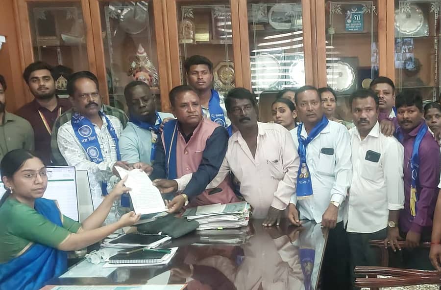 ರಾಜ್ಯ ಬಜೆಟ್‌ನಲ್ಲಿ ಪರಿಶಿಷ್ಟರ ಜನಸಂಖ್ಯೆಗೆ ಅನುಗುಣವಾಗಿ ಶೇ 24ರಷ್ಟು ಅನುದಾನ ಮೀಸಲಿಡಬೇಕು ಎಂದು ಒತ್ತಾಯಿಸಿ ಕರ್ನಾಟಕ ದಲಿತ ಸಂಘರ್ಷ ಸಮಿತಿ ಜಿಲ್ಲಾ ಘಟಕದಿಂದ ಜಿಲ್ಲಾಧಿಕಾರಿ ಕೆ.ಲಕ್ಷ್ಮಿಪ್ರಿಯಾ ಅವರಿಗೆ ಮನವಿ ಸಲ್ಲಿಸಲಾಯಿತು.