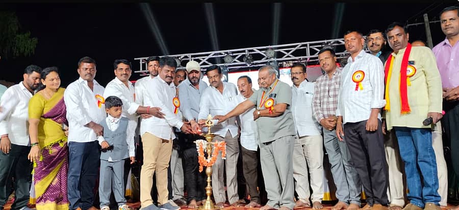 ಸಾಸ್ವೆಹಳ್ಳಿಯ ಕರ್ನಾಟಕ ಪಬ್ಲಿಕ್ ಶಾಲೆಯಲ್ಲಿ ಹಮ್ಮಿಕೊಂಡಿದ್ದ ವಾರ್ಷಿಕೋತ್ಸವ ಕಾರ್ಯಕ್ರಮವನ್ನು ಎಚ್.ಬಿ. ಮಂಜಪ್ಪ ಉದ್ಘಾಟಿಸಿದರು