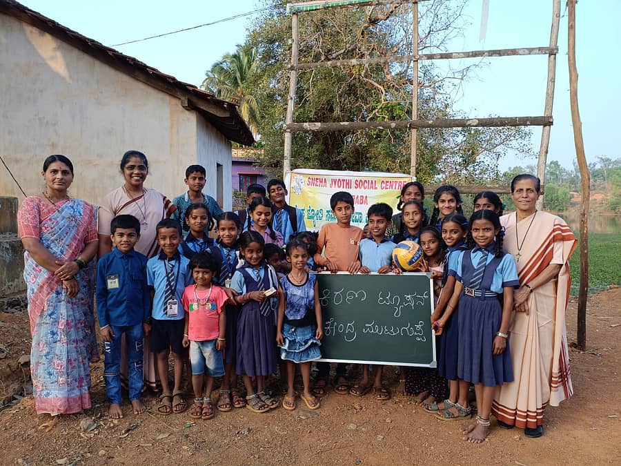 ಸೊರಬ ತಾಲ್ಲೂಕಿನ ಮುಟುಗುಪ್ಪೆ ಗ್ರಾಮದಲ್ಲಿ ವಿದ್ಯಾರ್ಥಿಗಳು