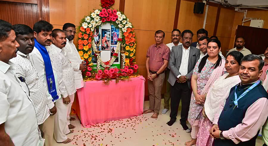 ದಾವಣಗೆರೆಯ ಜಿಲ್ಲಾಡಳಿತ ಭವನದಲ್ಲಿ ಮಂಗಳವಾರ ಆಯೋಜಿಸಿದ್ದ ಕಾಯಕ ಶರಣರ ಜಯಂತಿಯಲ್ಲಿ ಶರಣರ ಭಾವಚಿತ್ರಗಳಿಗೆ ಜಿಲ್ಲಾಧಿಕಾರಿ ಜಿ.ಎಂ. ಗಂಗಾಧರಸ್ವಾಮಿ ಪುಷ್ಪ ನಮನ ಸಲ್ಲಿಸಿದರು –ಪ್ರಜಾವಾಣಿ ಚಿತ್ರ