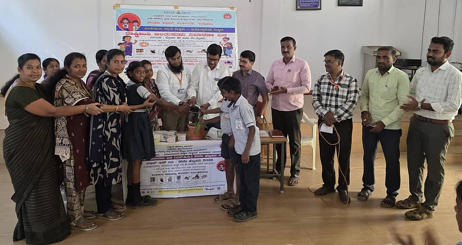 ಗುಂಡ್ಲುಪೇಟೆ ಪಟ್ಟಣದ ಕ್ಷೇತ್ರ ಶಿಕ್ಷಣಾಧಿಕಾರಿ ಕಚೇರಿಯಲ್ಲಿ ಉನ್ನತೀಕರಿಸಿದ ಹಿರಿಯ ಪ್ರಾಥಮಿಕ ಶಾಲೆ ಸಹಯೋಗದಲ್ಲಿ ಹಮ್ಮಿಕೊಂಡಿದ್ದ ರಾಷ್ಟ್ರೀಯ ಜಂತುಹುಳ ನಿವಾರಣೆ ದಿನಾಚರಣೆಯನ್ನು ತಾಲ್ಲೂಕು ಆರೋಗ್ಯಾಧಿಕಾರಿ ಡಾ.ಅಲೀಂ ಪಾಷಾ ಉದ್ಘಾಟಿಸಿದರು.