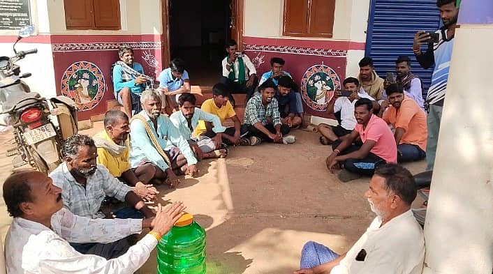 ಶಿರಹಟ್ಟಿ ತಾಲ್ಲೂಕಿನ ಜೆಲ್ಲಿಗೇರಿ ಗ್ರಾಮಸ್ಥರು ಕಡಕೋಳ ಗ್ರಾಮ ಪಂಚಾಯತಿ ಮುಂದೆ ಕುಡಿಯುವ ನೀರು ಹಾಗೂ ವಿವಿಧ ಬೇಡಿಕೆ ಈಡೇರಿಸುವಂತೆ ಆಗ್ರಹಿಸಿ ಪ್ರತಿಭಟನೆ ನಡೆಸಿದರು.