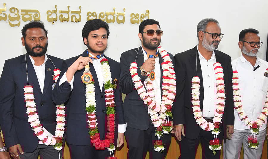 ಅಂತರರಾಷ್ಟ್ರೀಯ ಕಿಕ್ ಬಾಕ್ಸಿಂಗ್ನಲ್ಲಿ ಉತ್ತಮ ಸಾಧನೆ ತೋರಿದ ಪರ್ವೇಜ್, ನಿಶಿತ್, ಕರಾಟೆ ತರಬೇತುದಾರರಾದ ಸುವಿತ್ ಎಸ್. ಮೋರೆ ಹಾಗೂ ಸೂರ್ಯಕಾಂತ ಮೋರೆ ಅವರನ್ನು ಬೀದರ್ನಲ್ಲಿ ಮಂಗಳವಾರ ಸನ್ಮಾನಿಸಲಾಯಿತು