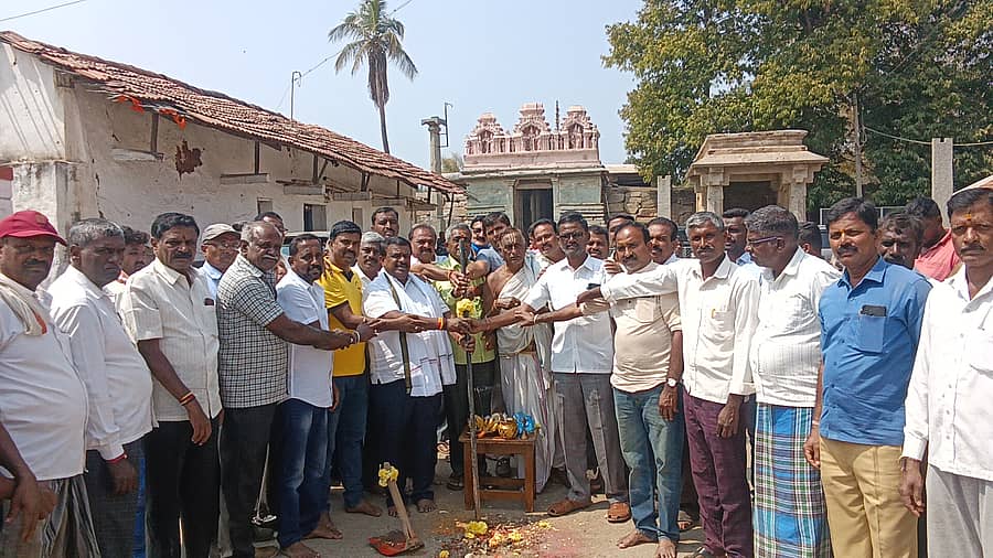 ನುಗ್ಗೇಹಳ್ಳಿಯ ಲಕ್ಷ್ಮೀನರಸಿಂಹಸ್ವಾಮಿ ದೇವಾಲಯದ ರಸ್ತೆ ಕಾಮಗಾರಿಗೆ ಶಾಸಕ ಸಿ.ಎನ್. ಬಾಲಕೃಷ್ಣ ಭೂಮಿಪೂಜೆ ನೆರವೇರಿಸಿದರು