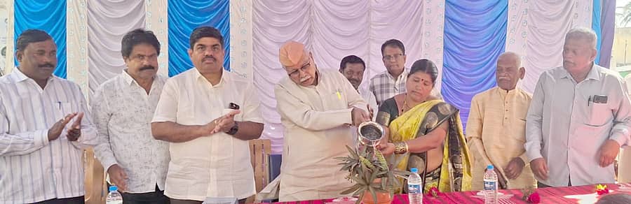 ನರೇಗಲ್‌ ಸಮೀಪದ ಅಬ್ಬಿಗೇರಿ ಗ್ರಾಮ ಪಂಚಾಯತ ಆವರಣದಲ್ಲಿ ಮಂಗಳವಾರ ನಡೆದ ವಿಶೇಷ ಗ್ರಾಮ ಸಭೆಯನ್ನು ರಾಜ್ಯ ವಿಕೇಂದ್ರಿಕರಣ ಮತ್ತು ಅಭಿವೃದ್ಧಿ ಸಮಿತಿ ಉಪಾಧ್ಯಕ್ಷ ಡಿ.ಆರ್. ಪಾಟೀಲ ಉದ್ಘಾಟಿಸಿದರು