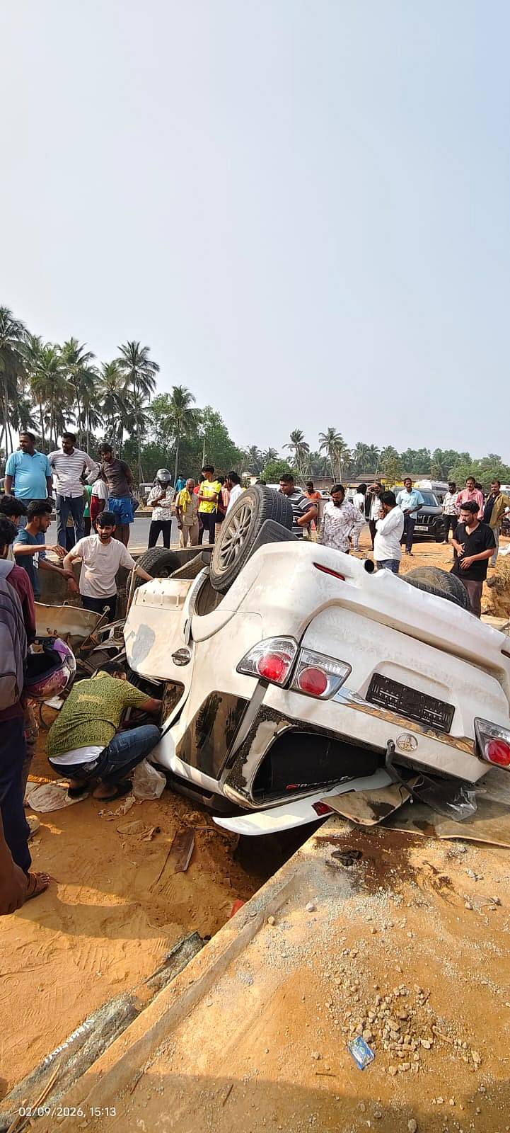 ಅಪಘಾತದಲ್ಲಿ ನುಜ್ಜುಗುಜ್ಜಾದ ಕಾರು.