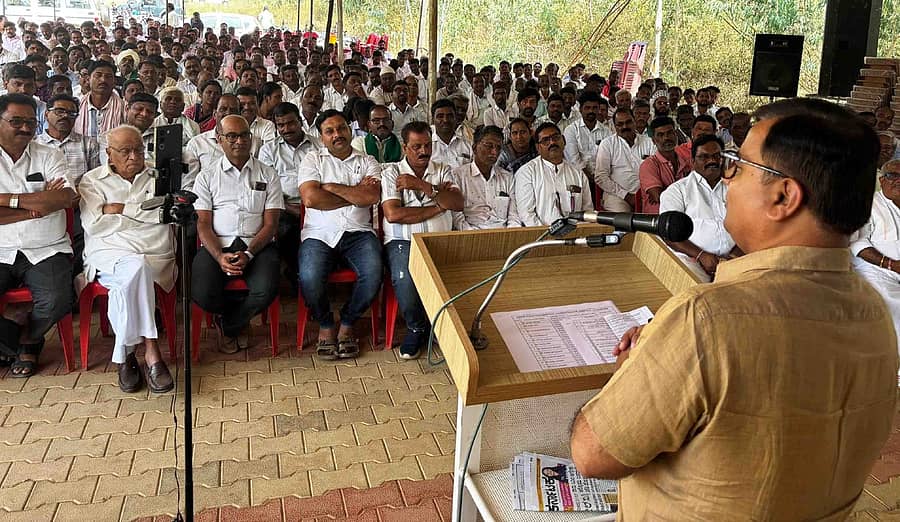 ಹಾನಗಲ್‌ನಲ್ಲಿ ಭಾನುವಾರ ನಡೆದ ಕಾಂಗ್ರೆಸ್ ಪಕ್ಷದ ಕಾರ್ಯಕರ್ತರ ಸಭೆಯಲ್ಲಿ ಶಾಸಕ ಶ್ರೀನಿವಾಸ ಮಾನೆ ಮಾತನಾಡಿದರು 