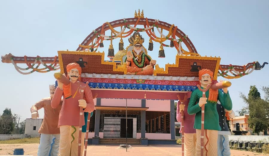 ಲಕ್ಷ್ಮೇಶ್ವರ ತಾಲ್ಲೂಕು ಮುಕ್ತಿಮಂದಿರದ ಸಂಸ್ಥಾಪಕರಾದ ಲಿಂರಂಜ ವೀರಗಂಗಾಧರ ಶಿವಾಚಾರ್ಯ ಸ್ವಾಮೀಜಿಯವರ ಗದ್ದಗೆ ಇರುವ ಮಂದಿರದ ಸುಂದರ ನೋಟ