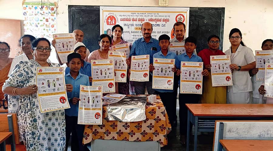 ಕಾರ್ಯಕ್ರಮದಲ್ಲಿ ಆರ್‌ಸಿಎಚ್ ಅಧಿಕಾರಿ ಡಾ.ರಾಜು, ಶಾಲಾ ಮತ್ತು ಸಾರ್ವಜನಿಕ ಶಿಕ್ಷಣ ಇಲಾಖೆ ಭಾರತಿ, ಇತರರು ಜಂತುಹುಳು ನಿವಾರಣಾ ಕಾರ್ಯಕ್ರಮದ ಭಿತ್ತಿಪತ್ರ ಪ್ರದರ್ಶಿಸಿದರು