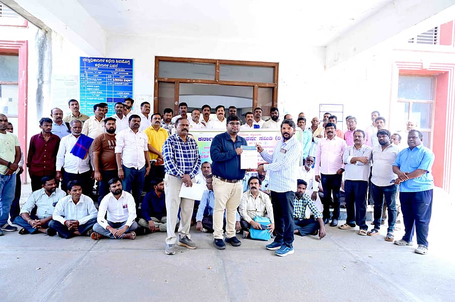 ಶಿವಮೊಗ್ಗದಲ್ಲಿ ಮಂಗಳವಾರ ಜಿಲ್ಲಾಧಿಕಾರಿ ಕಚೇರಿ ಎದುರು ಡಿಎಸ್‌ಎಸ್ ವತಿಯಿಂದ ಹೆಚ್ಚುವರಿ ಜಿಲ್ಲಾಧಿಕಾರಿಗೆ ಮನವಿ ಸಲ್ಲಿಸಲಾಯಿತು