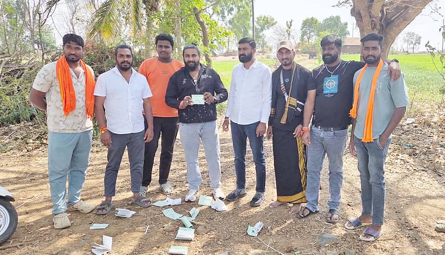 ಬೇಲೂರು ತಾಲ್ಲೂಕಿನ ಮಲ್ಲಿಕಾರ್ಜುನಪುರ ಗ್ರಾಮದ ಹೆದ್ದಾರಿಯ ಬದಿಯಲ್ಲಿ ಎಸೆದಿದ್ದ ಪುಸ್ತಕಗಳನ್ನು ವಿಶ್ವ ಹಿಂದೂ ಪರಿಷತ್ ಹಾಗೂ ಬಜರಂಗದಳದ ಕಾರ್ಯಕರ್ತರು ಸಂಗ್ರಹಿಸಿ ಪೊಲೀಸರಿಗೆ ನೀಡಿದರು