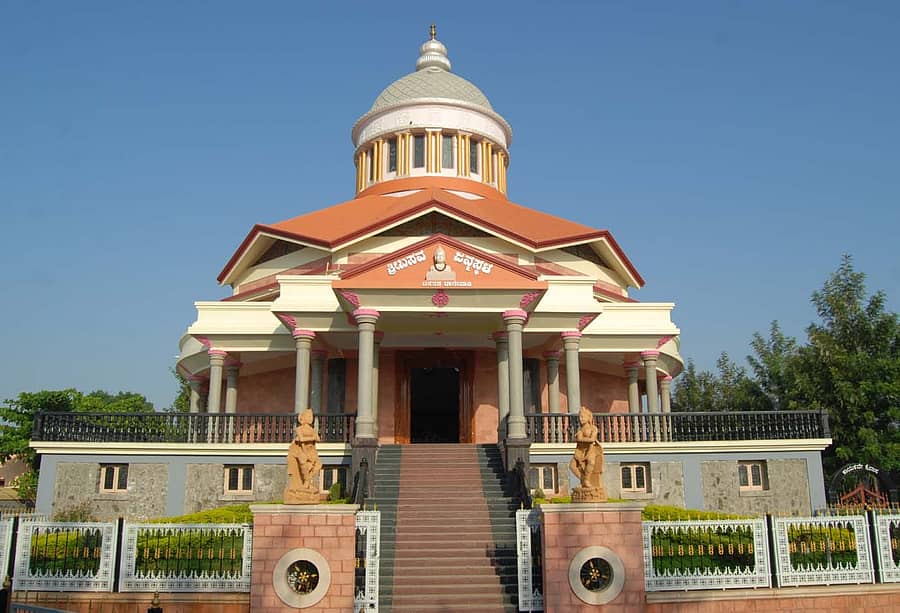 ಬಸವನಬಾಗೇವಾಡಿ ಪಟ್ಟಣದಲ್ಲಿರುವ ಬಸವ ಜನ್ಮ ಸ್ಮಾರಕ