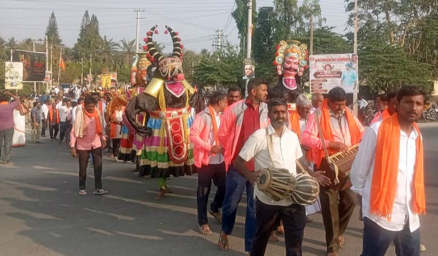 ಶ್ರೀರಂಗಪಟ್ಟಣದಲ್ಲಿ ಹಿಂದು ಸಂಘಟನೆಗಳ ಕಾರ್ಯಕರ್ತರು ಆರ್‌ಎಸ್‌ಎಸ್‌ ಸಂಘಟನೆ ಸ್ಥಾಪನೆಯ ಶತಾಬ್ದಿ ನಿಮಿತ್ತ ಮಂಗಳವಾರ ಶೋಭಾಯಾತ್ರೆ ನಡೆಸಿದರು