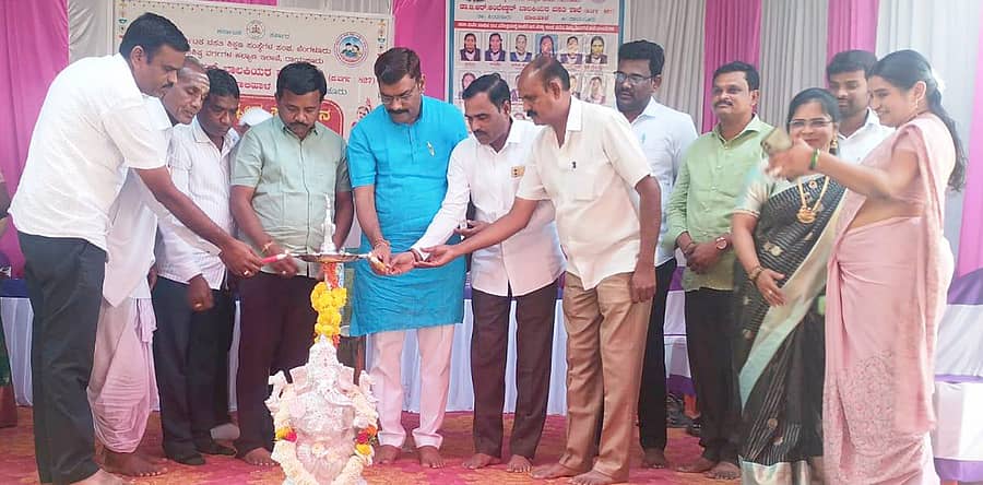 ಸಿಂಧನೂರು ತಾಲ್ಲೂಕಿನ ಜಾಲಿಹಾಳ ಗ್ರಾಮದ ಡಾ.ಬಿ.ಆರ್.ಅಂಬೇಡ್ಕರ್ ವಸತಿ ನಿಲಯದಲ್ಲಿ ಮಂಗಳವಾರ ಸ್ನೇಹ ಸಮ್ಮೇಳನ ಕಾರ್ಯಕ್ರಮವನ್ನು ಗಂಗಾವತಿ ಪದವಿ ಕಾಲೇಜಿನ ಪ್ರಾಧ್ಯಾಪಕ ಪವನ್ ಕುಮಾರ ಉದ್ಘಾಟಿಸಿದರು