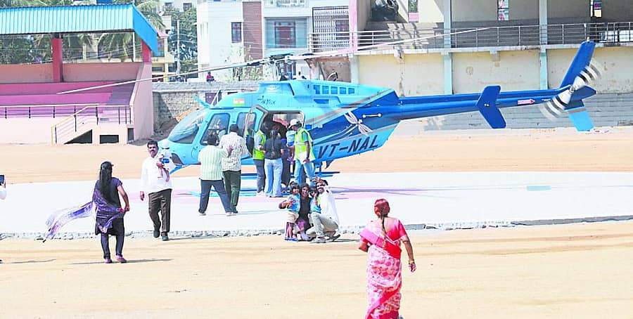 <div class="paragraphs"><p>ಹೆಲಿಕಾಪ್ಟರ್‌ನಲ್ಲಿ ಪ್ರಯಾಣಿಸಿ ಸೋಮವಾರ ರಾಯಚೂರಿನ ಮಹಾತ್ಮ ಗಾಂಧಿ ಜಿಲ್ಲಾ ಕ್ರೀಡಾಂಗಣದಲ್ಲಿ ಬಂದಿಳಿದ ದಂಪತಿ ಮಕ್ಕಳ ಸಮೇತ ಸೆಲ್ಫಿ ತೆಗೆದುಕೊಂಡರು / ಚಿತ್ರ: ಶ್ರೀನಿವಾಸ ಇನಾಂದಾರ್</p></div>