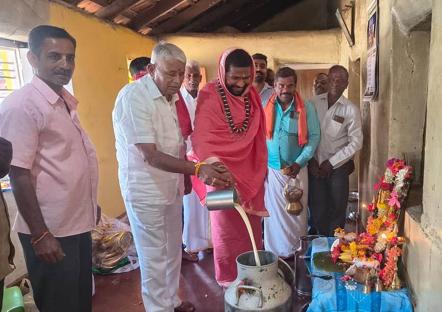 ಆಲೂರು ತಾಲ್ಲೂಕಿನ ಯಲಗನಹಳ್ಳಿ ಗ್ರಾಮದಲ್ಲಿ ಮಂಗಳವಾರ ಹಾಲು ಉತ್ಪಾದಕರ ಸಂಘವನ್ನು ಜಿಲ್ಲಾ ಸಹಕಾರ ಕೇಂದ್ರ ಬ್ಯಾಂಕ್ ನಿರ್ದೇಶಕ ಕೆ.ಎಸ್. ಮಂಜೇಗೌಡ ಉದ್ಘಾಟಿಸಿದರು. ಶಿವಾಚಾರ್ಯ ಸ್ವಾಮೀಜಿ ಹಾಜರಿದ್ದರು