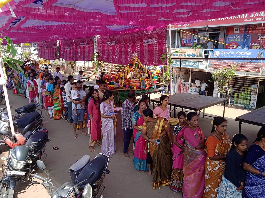 ಚನ್ನಗಿರಿಯ ಕೆರೆಏರಿ ಚೌಡೇಶ್ವರಿ ಅಮ್ಮನವರ ದರ್ಶನ ಪಡೆಯಲು ಮಂಗಳವಾರ ಸರತಿ ಸಾಲಿನಲ್ಲಿ ನಿಂತ ಭಕ್ತರು