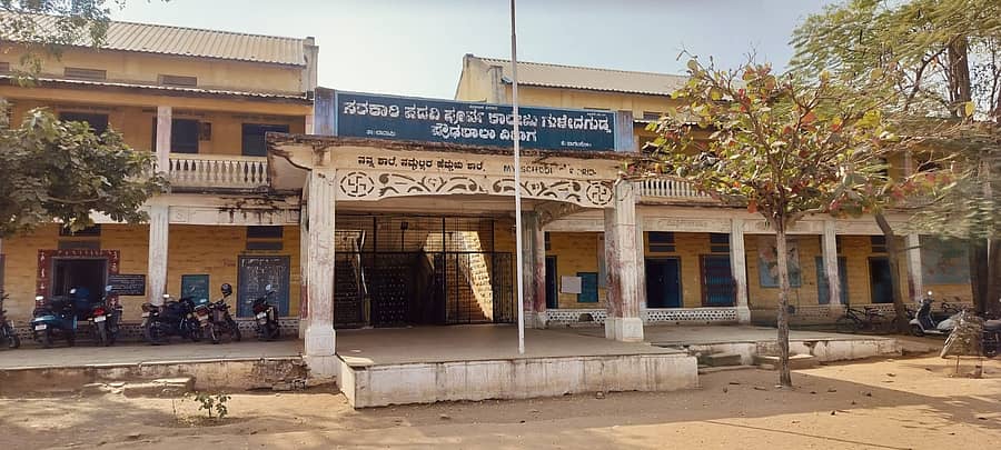 ಗುಳೇದಗುಡ್ಡ  ಪಟ್ಟಣದ ಶತಮಾನದ ಶಾಲೆಯಾದ ಬಾಲಕರ  ಸರ್ಕಾರಿ ಪ್ರೌಢಶಾಲೆ