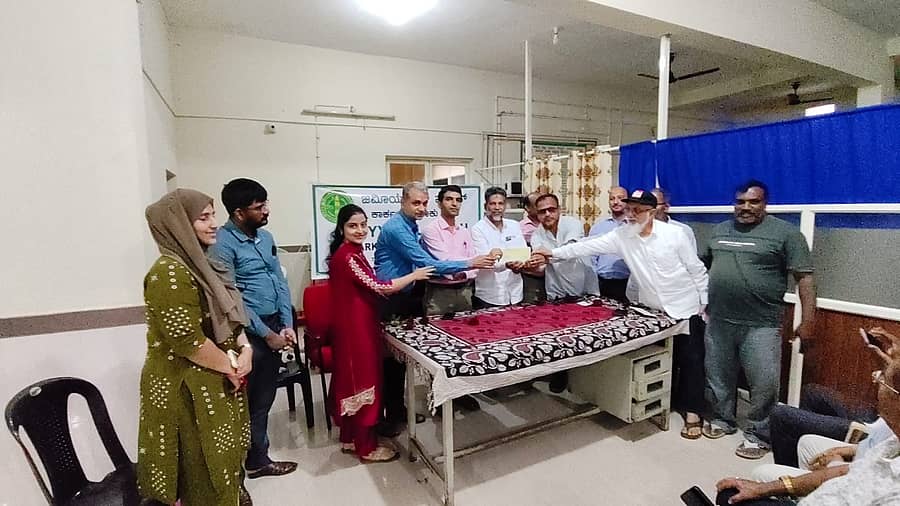 ಕಾರ್ಕಳ ಸರ್ಕಾರಿ ಆಸ್ಪತ್ರೆಗೆ ಜಮೀಯತುಲ್ ಫಲಾಹ್ ಕಾರ್ಕಳ ತಾಲ್ಲೂಕು ಘಟಕದ ವತಿಯಿಂದ ರೂ.50 ಸಾವಿರವನ್ನು ದೇಣಿಗೆಯನ್ನು ತಾಲ್ಲೂಕು ಅರೋಗ್ಯಾಧಿಕಾರಿ ಡಾ. ಸಂದೀಪ್ ಕುಡ್ವ ಅವರಿಗೆ ಹಸ್ತಾಂತರಿಸಲಾಯಿತು.