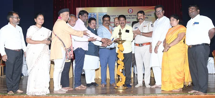 ಬೆಳಗಾವಿಯಲ್ಲಿ ಮಂಗಳವಾರ ಆಚರಿಸಲಾದ ಕಾಯಕ ಶರಣ ಜಯಂತಿಯಲ್ಲಿ ವಿಜಯಕುಮಾರ ಹೊನಕೇರಿ, ಪ್ರೊ.ಎಚ್.ಐ. ತಿಮ್ಮಾಪುರ, ಬಸವರಾಜ ರೊಟ್ಟಿ, ಮುಖಂಡ ಮಲ್ಲೇಶ್ ಚೌಗುಲೆ ಇತರರು ದೀಪ ಬೆಳಗಿಸಿದರು